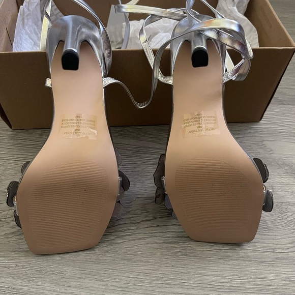 Steve Madden Ultima Silver strappy size 6 - Picture 10 of 11